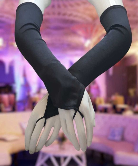 Długie czarne eleganckie rękawiczki bez palców elastyczne, satynowe.