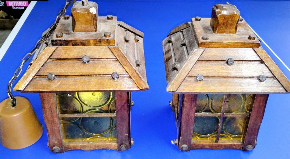 Candeeiros antigos em madeira