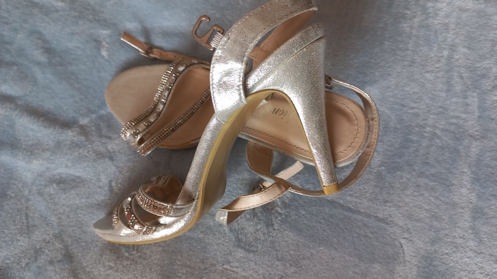 Sandálias prateadas