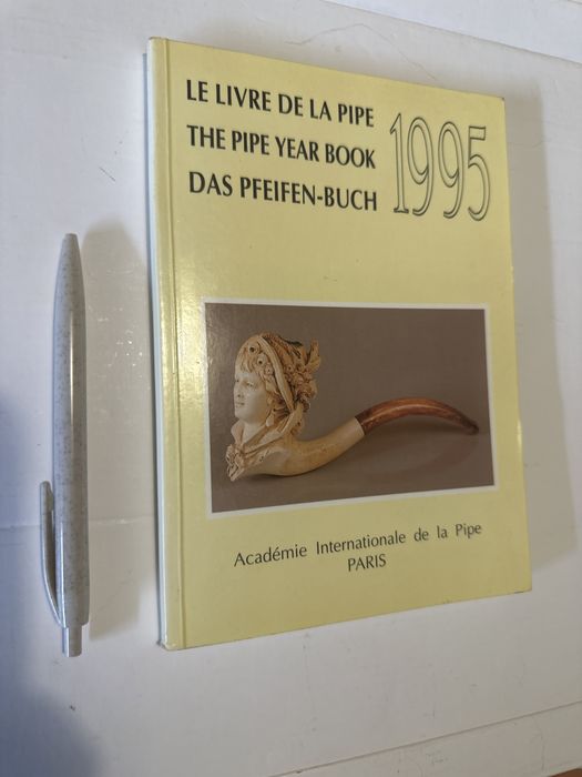 Cachimbos, livros em inglês, francês e italiano