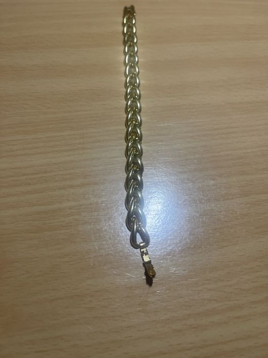 Pulseira muito bonita com patente  registada