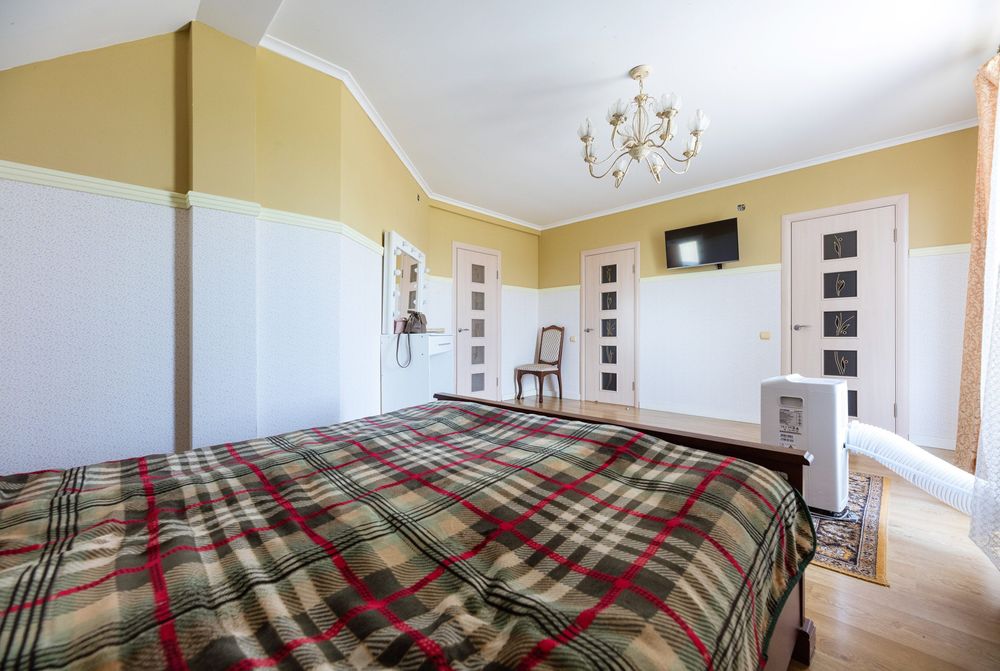 Без% Продається двоповерховий чотирикімнатний будинок дім, Лебедівка.