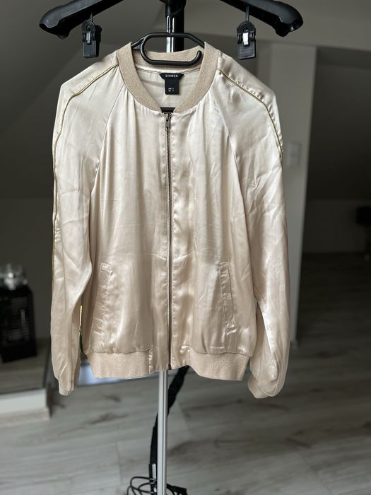 Złota kurtka bomberka z haftem na plecach Lindex S