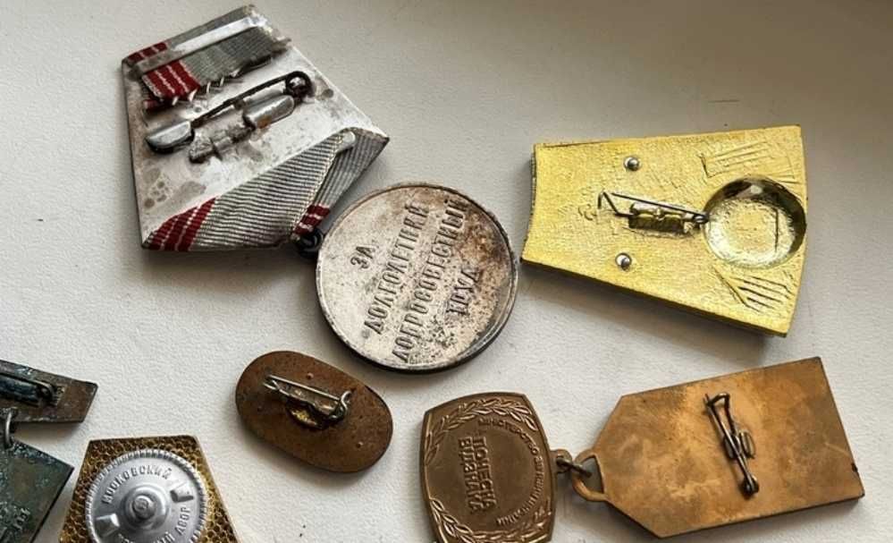 Значки різні продам