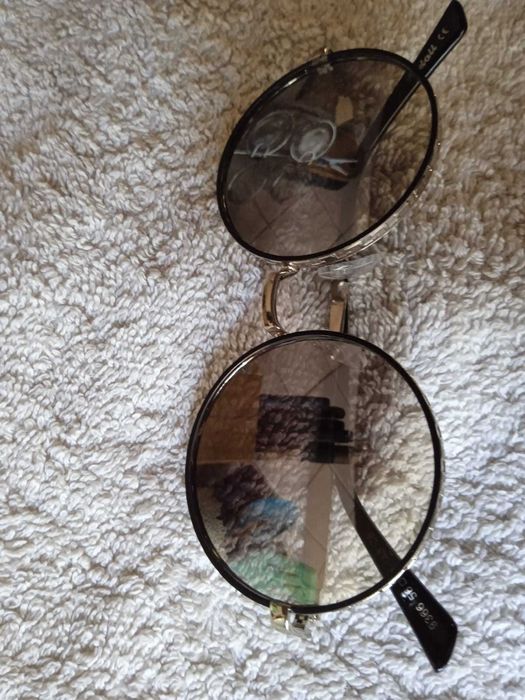 Солнцезащитные круглые винтажные очьки колеса.