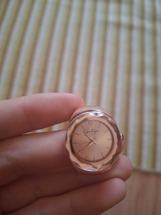 Pierścionko zegarek na elastycznym pasku