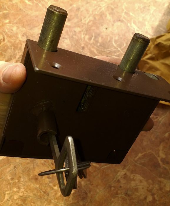 Продам замок Конотоп  старого образца на гараж старого образца.