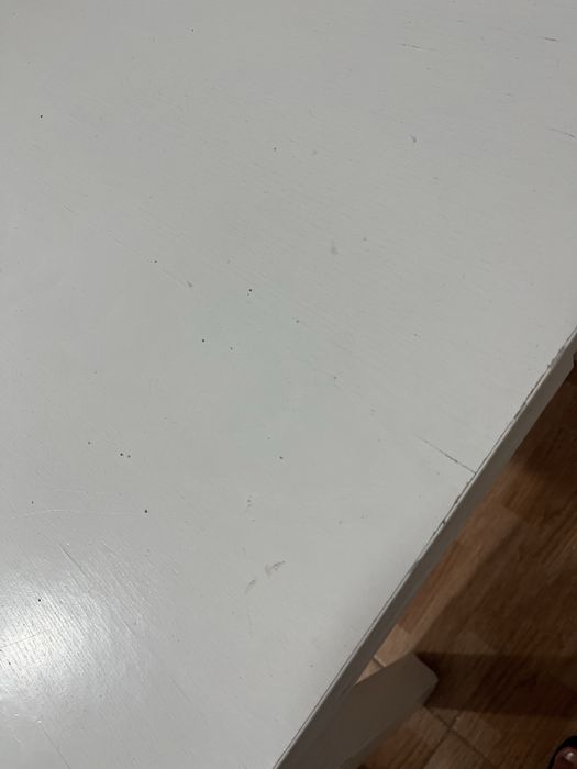 Mesa ikea extensivel com marcas de uso