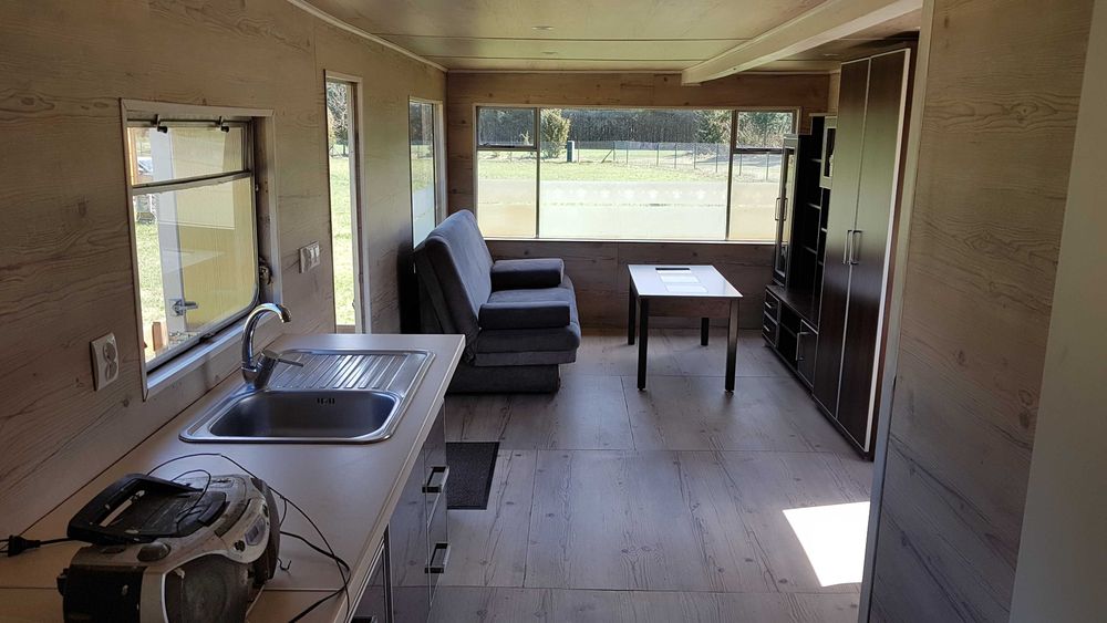 Przearanżowany, ocieplony domek holenderski duży salon z aneksem kuche