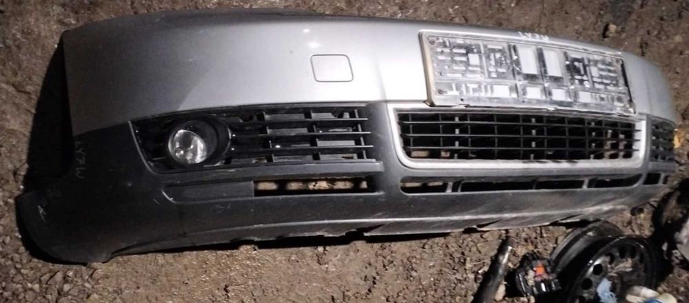 zderzak przedni Audi A4 B6 z czujnikami halogenami, pod xenony, zwykły