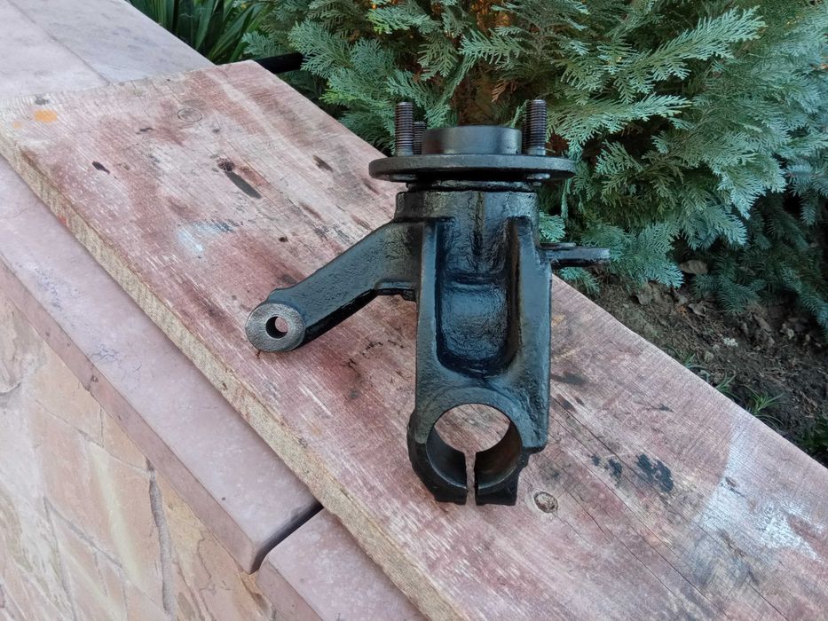 Цапфа зі ступицею і підшипником передня Фієста Кур'єр Мк4