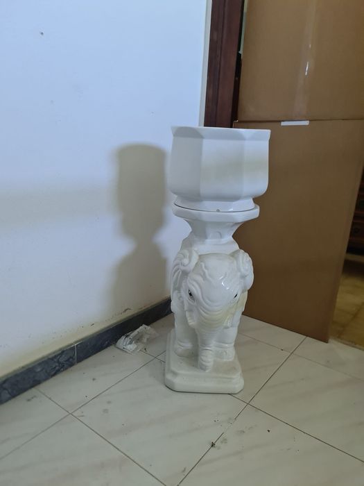 Elegante como base de vaso em ceramica