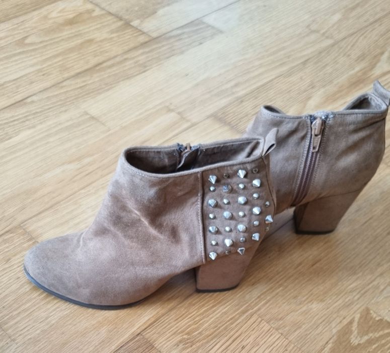 Botins com tachas da Pull&Bear