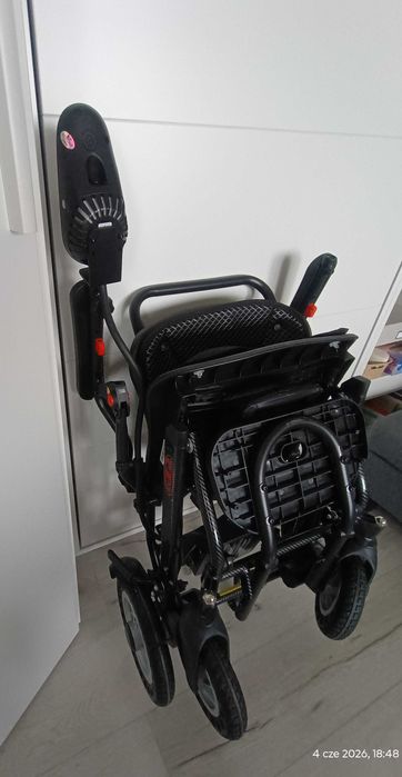 Lekki wózek inwalidzki elektryczny