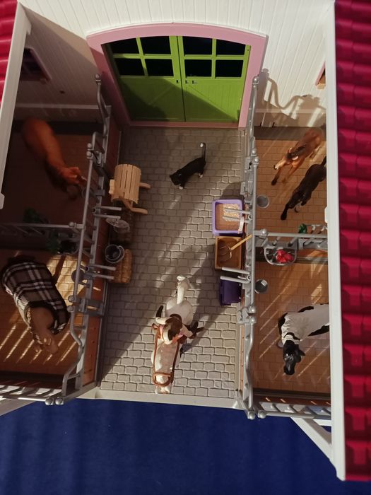 Stajnia Schleich biala kompletny zestaw z gratisami