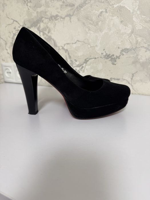 Туфлі жіночі на підборах 39р