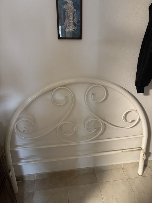 Cama de casal em bom estado
