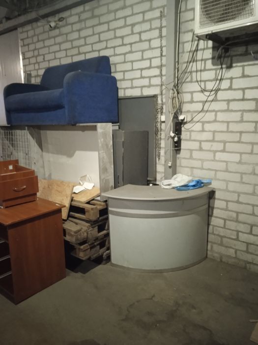 Витрины, столы,тумбы б/у