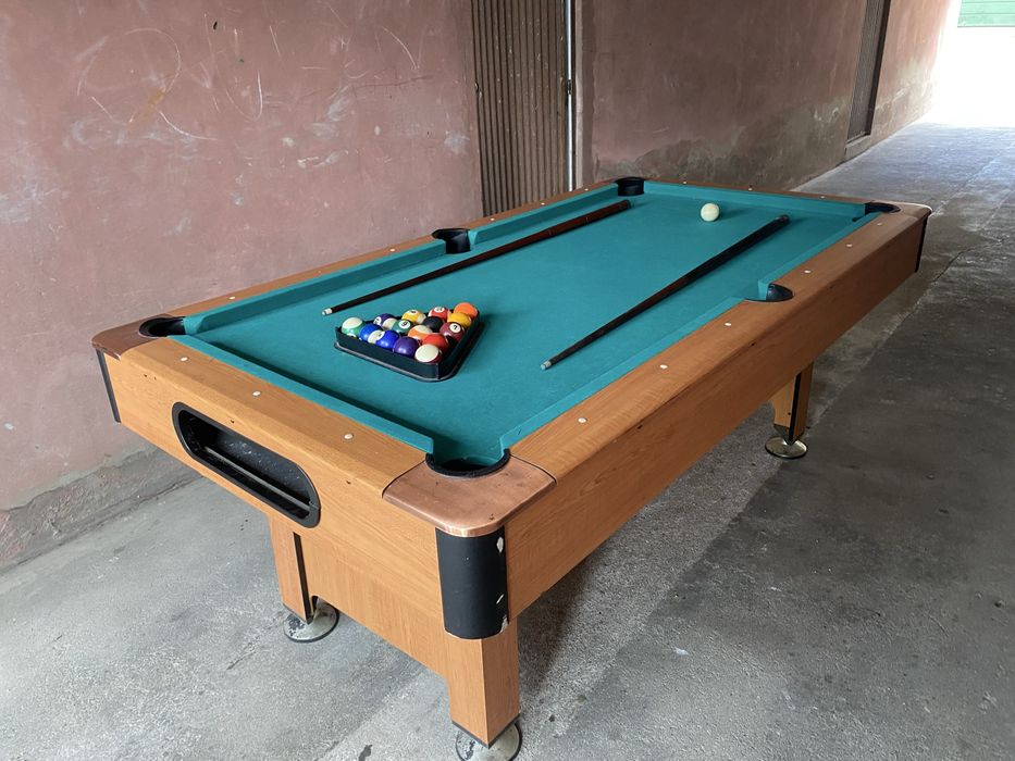 Bilhar snooker com tacos e bolas