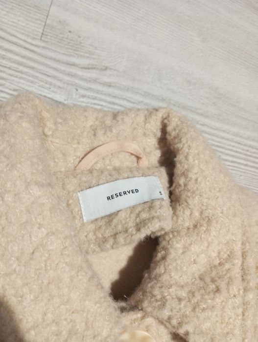 Kurtka beżowa narzuta z guzikami Reserved S