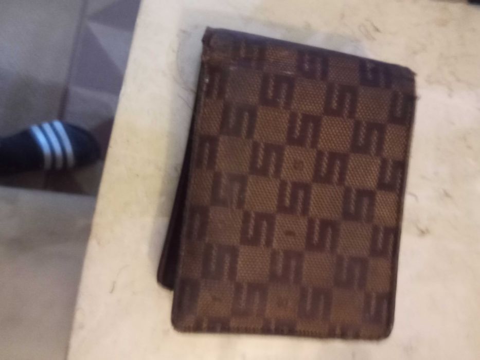 Conjunto da Sisley, carteira,cinto e luvas