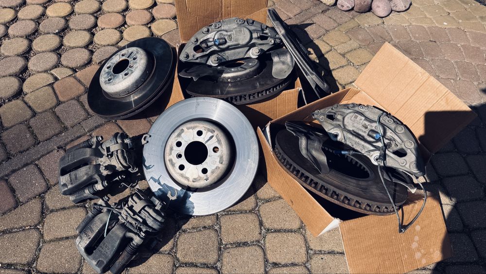 Zaciski bmw 840 d  g16 oryginał z tarczami gratis