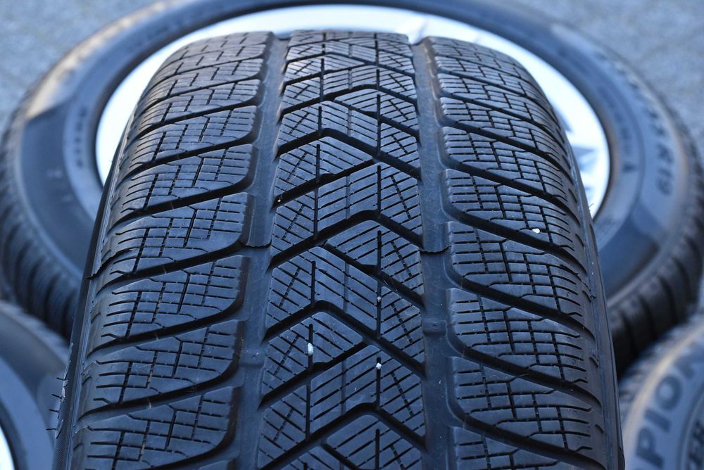 Koła zimowe Audi Q5 80A 8R0 8MA 19" Pirelli AO 7mm Dezent GERMANY