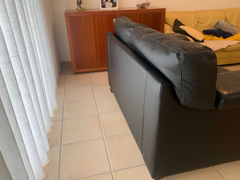 sofá de dois lugares