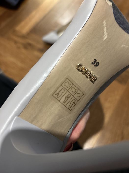 Carinii skórzane czółenka szare 39