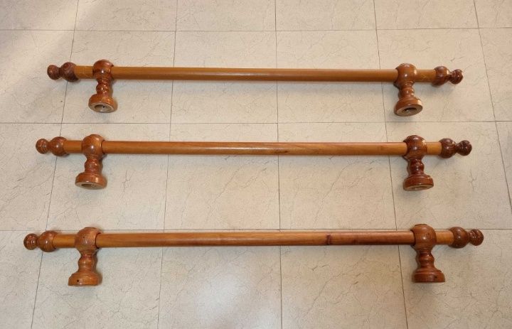 Varões em madeira com suportes e argolas/acessórios