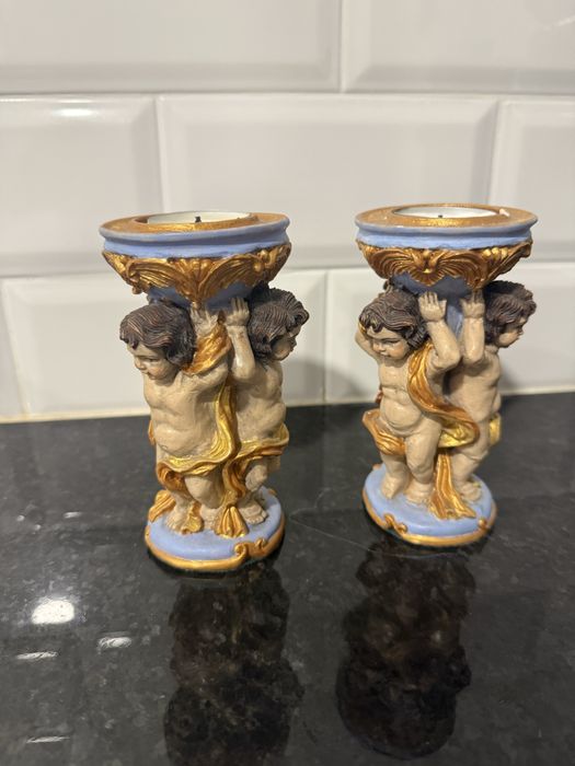 Par de castiçais em cerâmica pintada à mão – Querubins / Putti