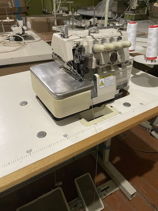 Пятинитковий   оверлог в хорошому стані.