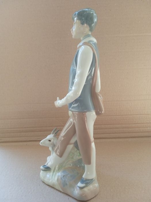 Статуэтка "Юноша с козой". Casades. Испания