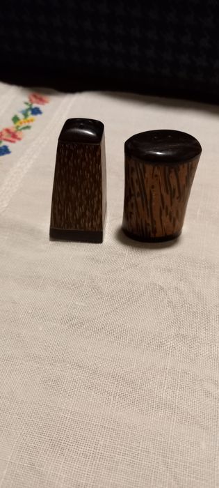 Pimenteiro e saleiro