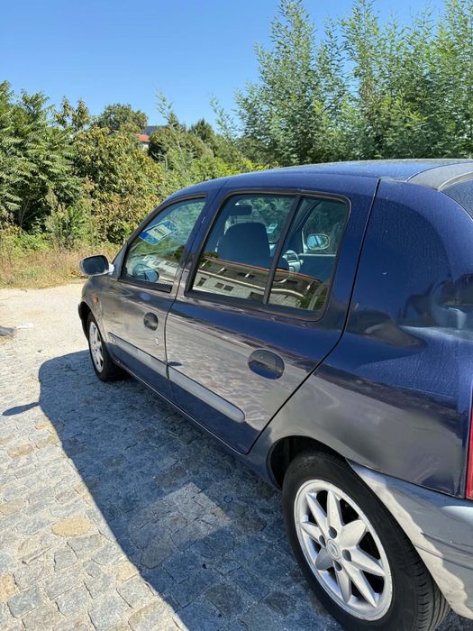 Renault Clio 1999 – Económico e a circular diariamente