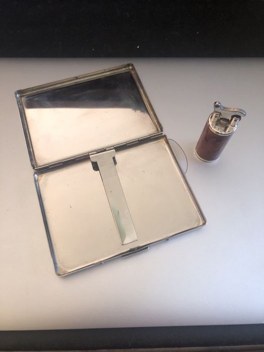 Cigarreira e isqueiro com estilo clássico ou retro