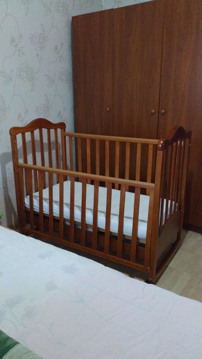 Ліжко дитяче та комод