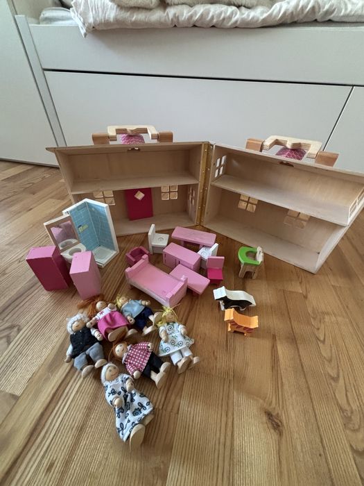 Domek drewniany składany z meblami i lalkami