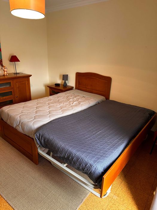 Mobília de quarto solteiro em cerejeira maciça com duas camas COMPLETO