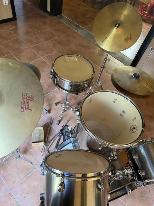 Bateria Acústica Pearl Forum Series 5 peças + Pratos CX-200 + Hardware
