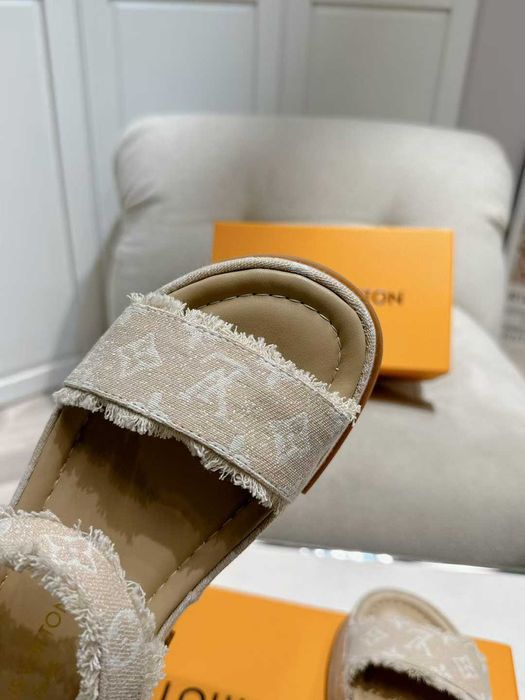 Louis Vuitton Buty, sandaly klapki, skora 200216