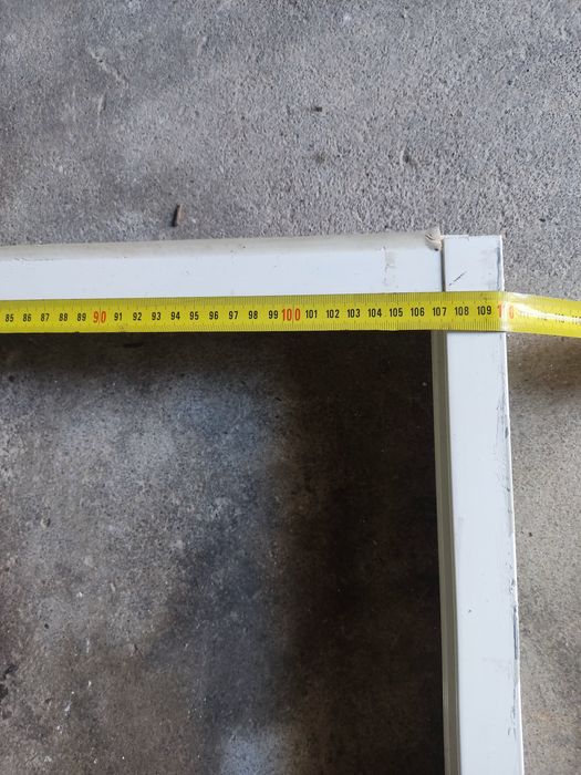 Janela alumínio branco, vidros duplos e portadas verdes