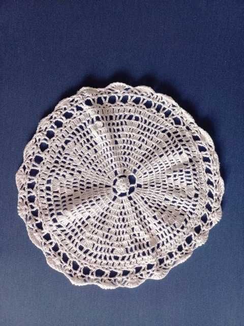 serwetka, serweta biała zrobiona na szydełku średnica 27 cm