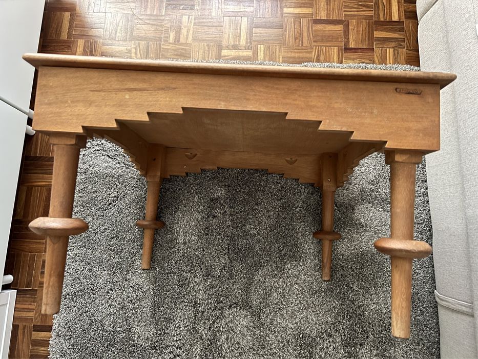 Mesa centro/apoio em madeira maciça