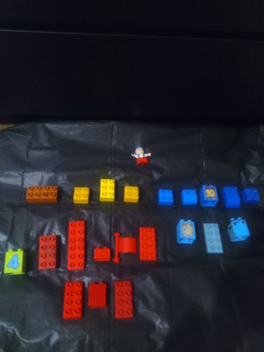 Лего duplo 21 деталь чоловічок,прапор