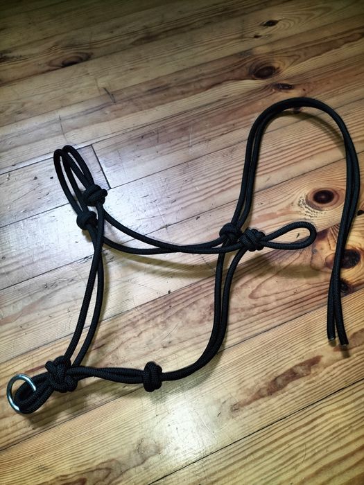 Недовуздки для коней, корів, кіз.