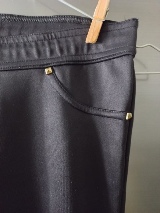 Calças pretas em poliester e spandex com metais