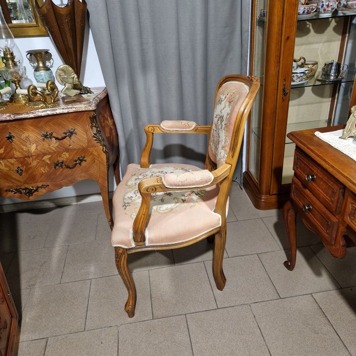 Piękny fotelik w stylu ludwikowskim