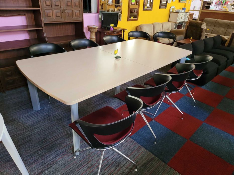 Meeting Table - Excellent Condition64584264368259124