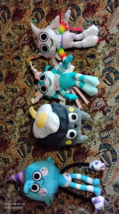 Бөксесін жайып жатқан жетілген әйелдердің фотосуреттері